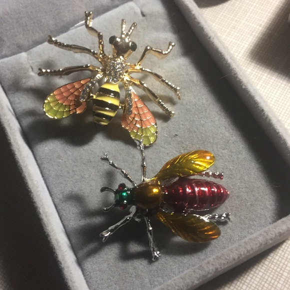 Jewelry - Set of 2  Beautifully design 2 Bees brooches